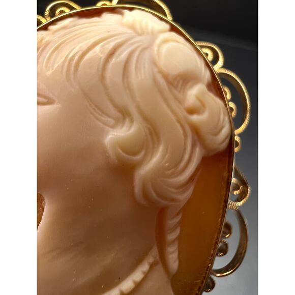 Vintage 60s Shell Cameo Brooch Pendant – 12K Gold Filled Filigree Frame - Picture 5 of 9
